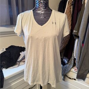 3/$30 Under armour heat gear v neck workout t shirt M silver
